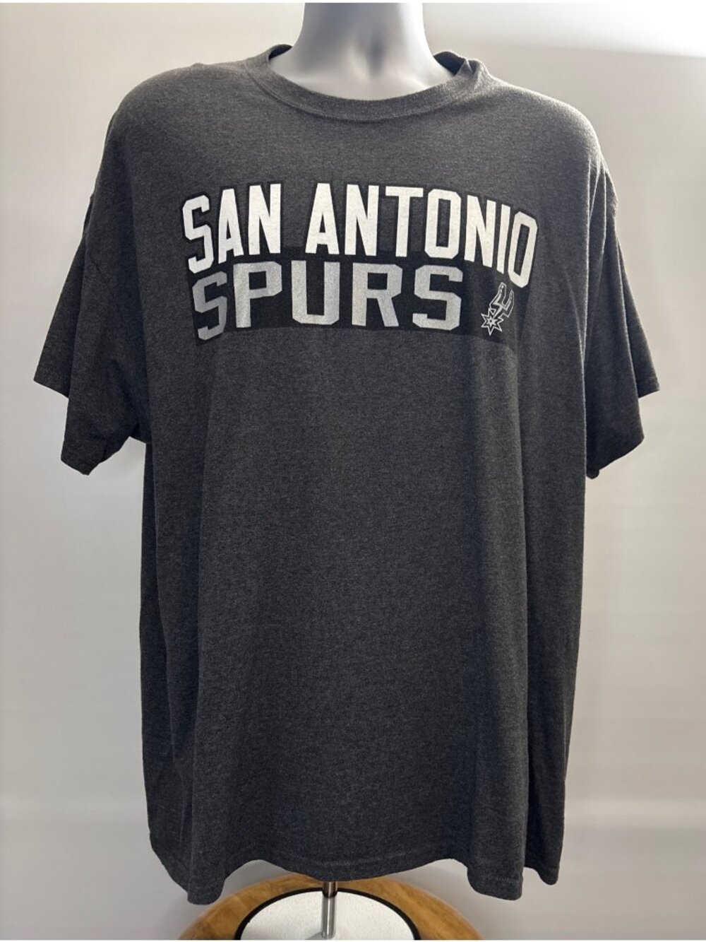 San Antonio Spurs Gray Men's T-Shirt Kawhi Leonard #2 Size XL NBA Basketball